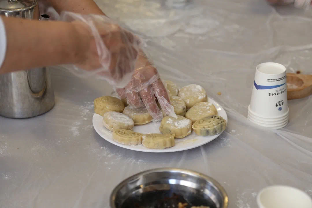 巧手做月饼 共话邻里情(图9)